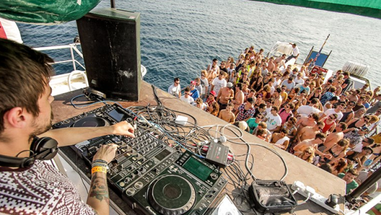 Majestic, Electrifying Party Boats In London For Partygoers To Groove On Best Of Dj’s Beats.